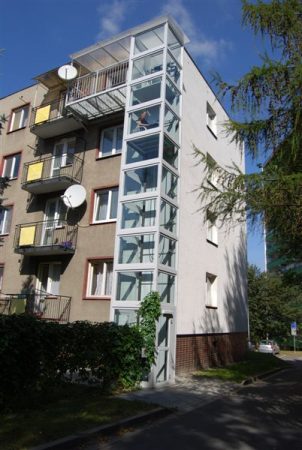 Svislá schodišťová plošina Z200, bytový dům, Opava