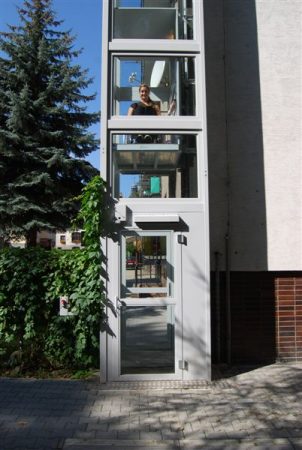 Svislá schodišťová plošina Z200, bytový dům, Opava