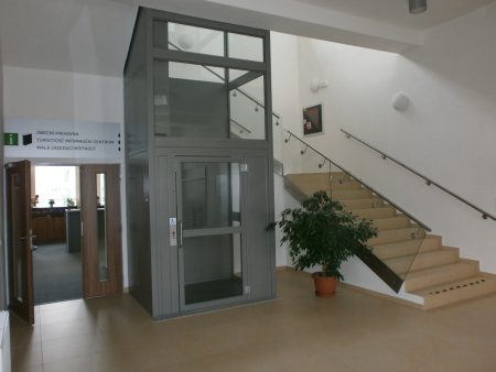Svislá schodišťová plošina Z200, KKC Rapotín