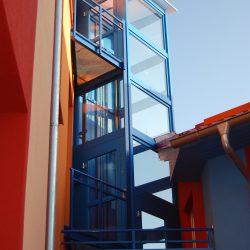 Svislá schodišťová plošina Z200, Základní škola Medlov
