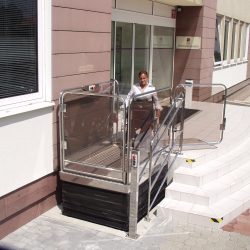 Svislá schodišťová plošina Z400, Úřad průmyslového vlastnictví, Praha