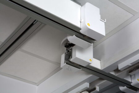 Combi-lock je systém na spojování kolejnic stropáku Guldmann v zárubni