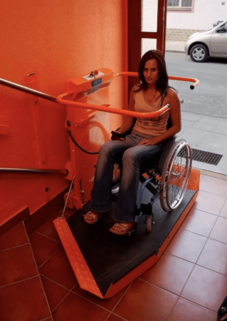 Přizpůsobení se podlahy vozíku a schodišti