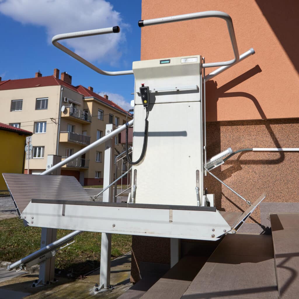 Bezbariérový přístup se schodišťovou plošinou, ALTECH schodišťové řešení, Výtah na rovné schody, Schodišťový výtah DELTA, Plošina pro vozíčkáře DELTA, Plošina ke schodům, Kompaktní výtah pro rovné schodiště, ALTECH bezbariérová technika, Pomocník pro překonání schodů, Zdvihací zařízení DELTA