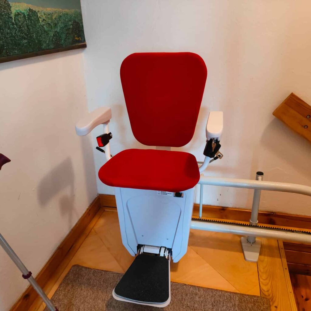 Schodišťová sedačka ALFA, Sedačkový výtah ALFA, ALTECH schodišťová sedačka, Sedačka na schody, Schodišťové řešení pro seniory, Sedačkový výtah pro domácnost, Pomocník na schody, Výtah pro seniory, ALFA – schodišťová sedačka od ALTECH