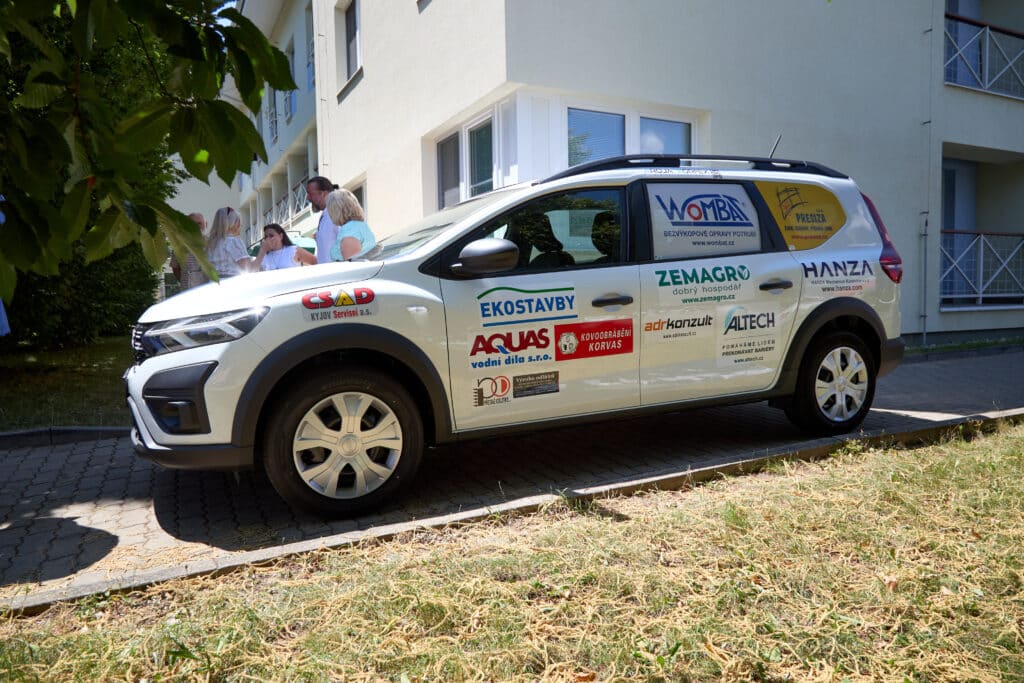 Předání vozidla Zdislava Veselí, z.ú.